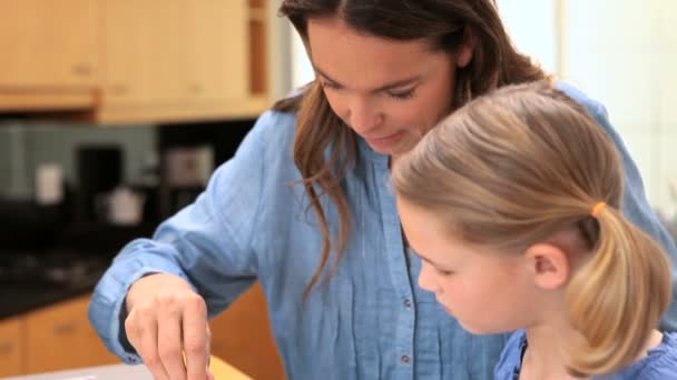 Mère et fille dessinent avec une boussole — Video