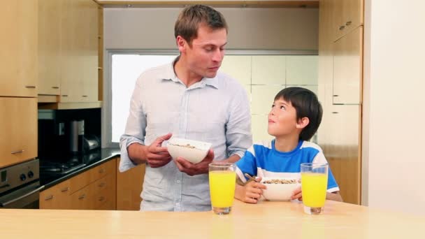 Father and son eating breakfast — Stock Video