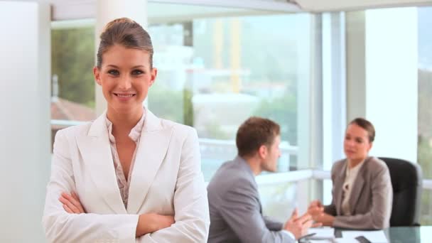 Mujer de negocios sonriente de pie erguida — Vídeos de Stock