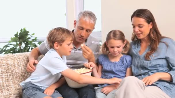 Famille souriante regardant un film — Video