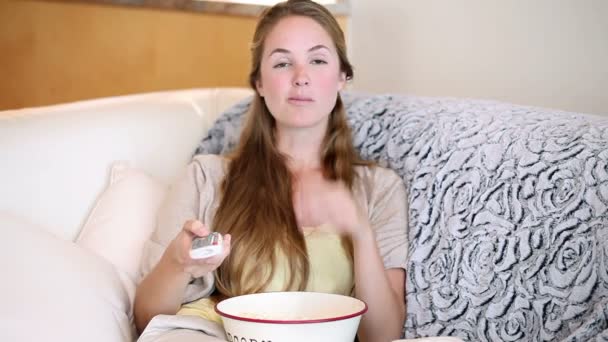 Een vrouw eten popcorn — Stockvideo