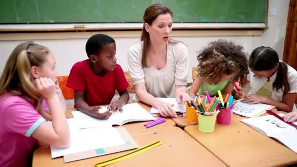 Putzige Schüler zeichnen — Stockvideo