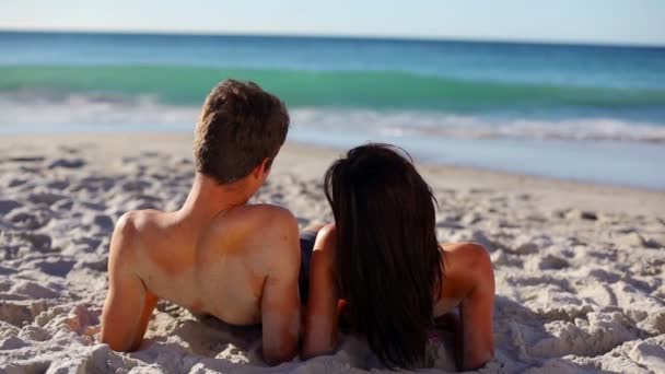 Couple lying on the sand — Stock Video