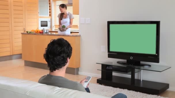 Homem assistindo um filme na televisão — Vídeo de Stock