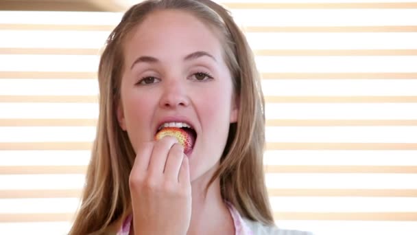 Video av en kvinna som äter jordgubbe — Stockvideo