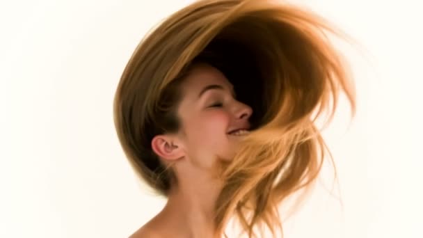 Женщина трясет волосами в замедленной съемке — стоковое видео