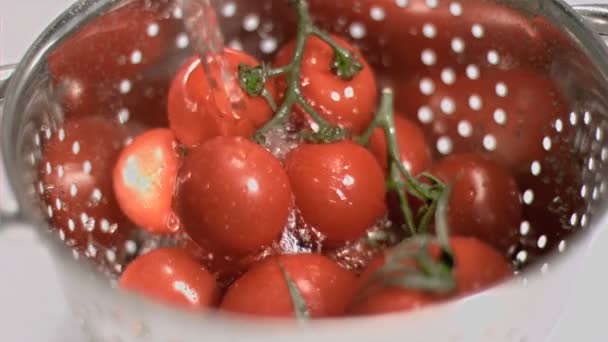 Tomaten worden gewassen in super slow motion — Stockvideo