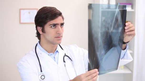 Un médico examinando una radiografía — Vídeo de stock