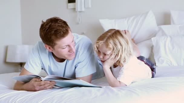 Отец и сын читают книгу — стоковое видео