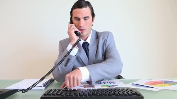 Бізнесмен розмовляє по телефону — стокове відео