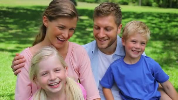 Çocuklar ebeveynleri ile otururken bir beşlik yapmak — Stok video