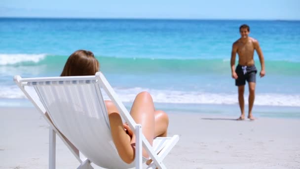 Jovem mulher tomando sol — Vídeo de Stock