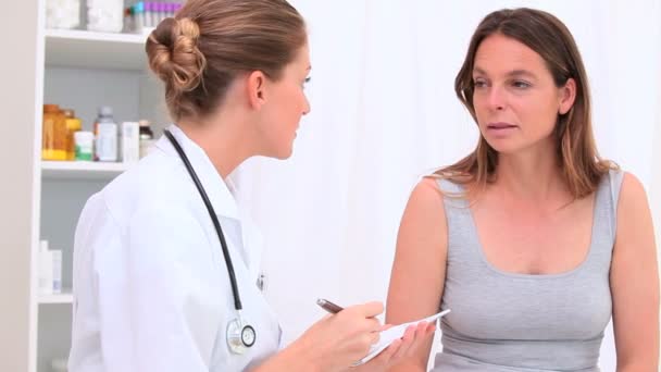 ブルネットの女性は彼女の医者と話しています。 — ストック動画