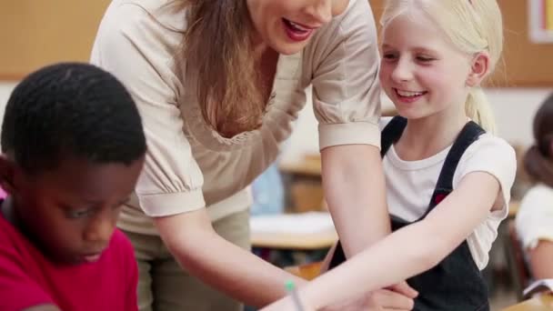 Professores que ajudam os alunos — Vídeo de Stock