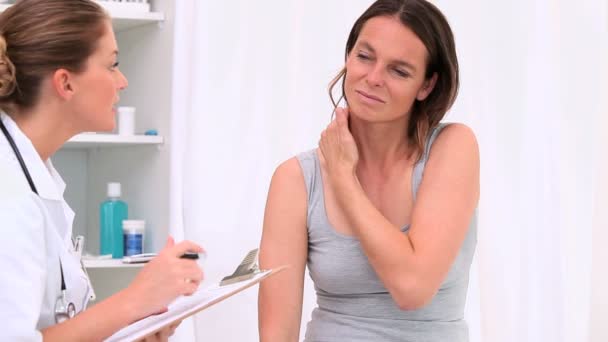 Doctor examining the shoulder of a patient — Stock Video