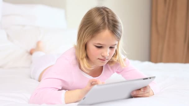 Menina loira tocando um computador tablet — Vídeo de Stock
