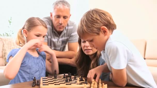 Siblings playing chess — Stock Video