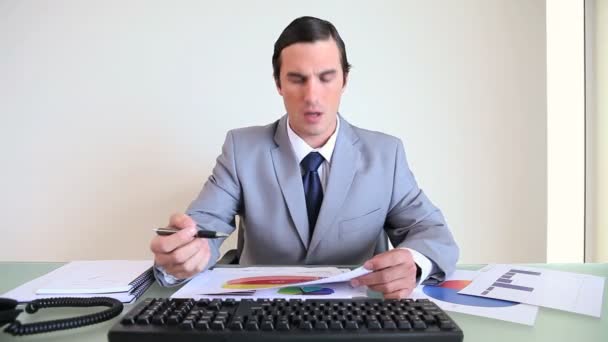 Seriöser Geschäftsmann überprüft Dokumente — Stockvideo