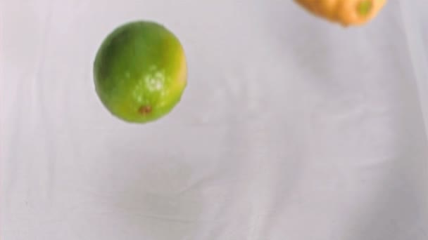 超スローモーションで水に落ちるフルーツ — ストック動画