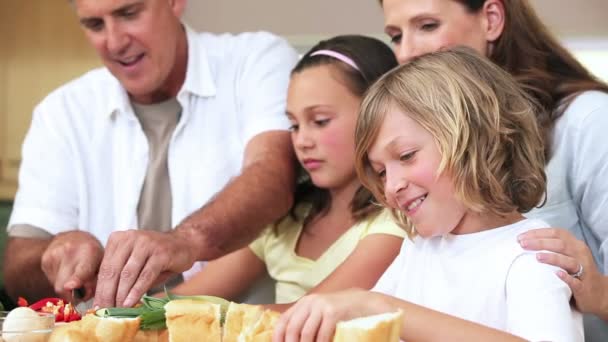 Familie snijden sandwich vullingen — Stockvideo