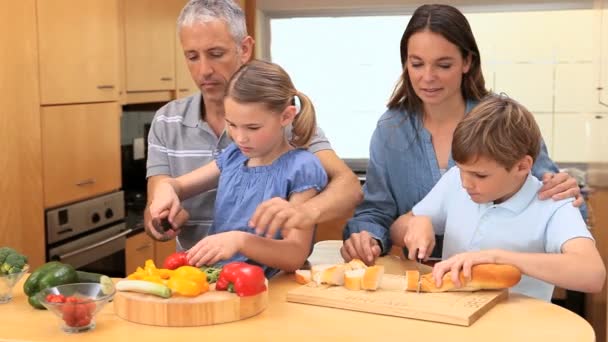 Lachende familie een maaltijd bereiden — Stockvideo