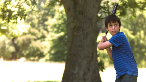 Giovane ragazzo al rallentatore che gioca a baseball — Video Stock