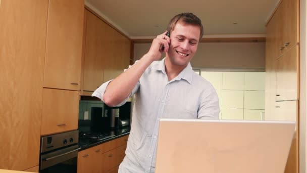 Ember a telefont, miközben használ egy laptop — Stock videók