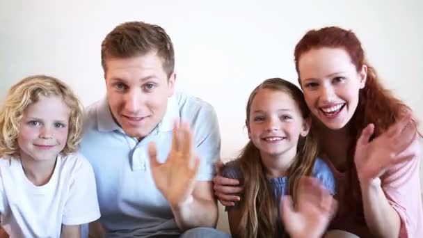 彼らの手を振っている家族 — ストック動画