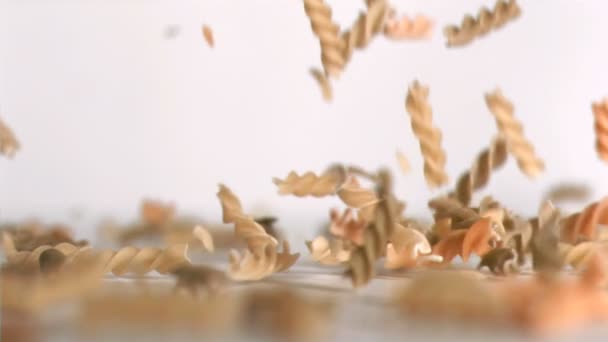 Fusilli padají v super slow motion — Stock video