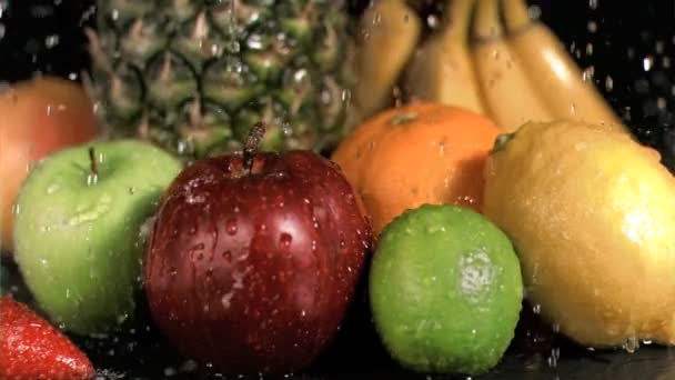 Llueve agua sobre frutas en cámara súper lenta — Vídeos de Stock