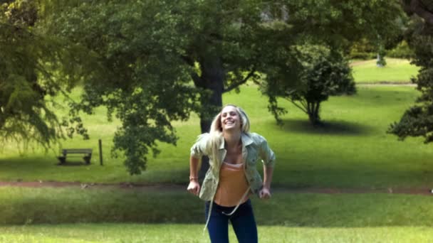 Sarışın kadın ağır çekimde atlama — Stok video
