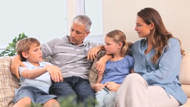 Familia feliz hablando juntos — Vídeo de stock