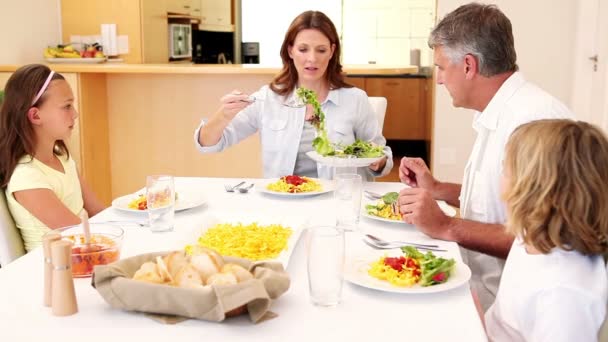 Lycklig familj som äter lunch — Stockvideo