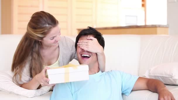 Mujer dando un regalo a su marido — Vídeos de Stock