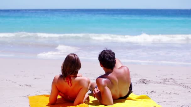 Couple looking at the ocean — Stock Video