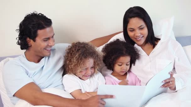 Parents lisant une histoire pour leurs enfants — Video