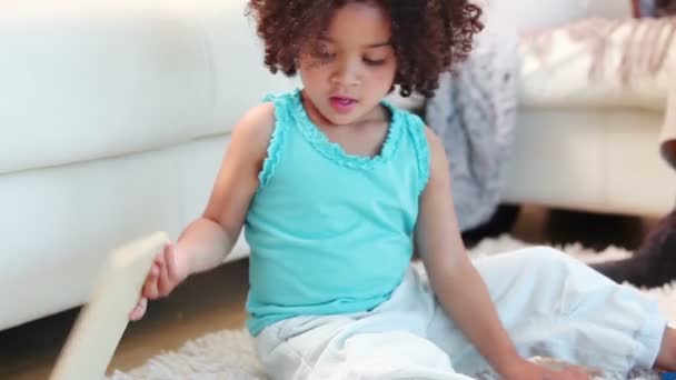 Lány játszani a blokkokat játék, míg a szülei ülni a kanapén — Stock videók