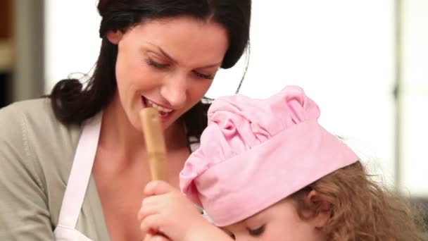 Mother and daughter preparing dough together — Stock Video