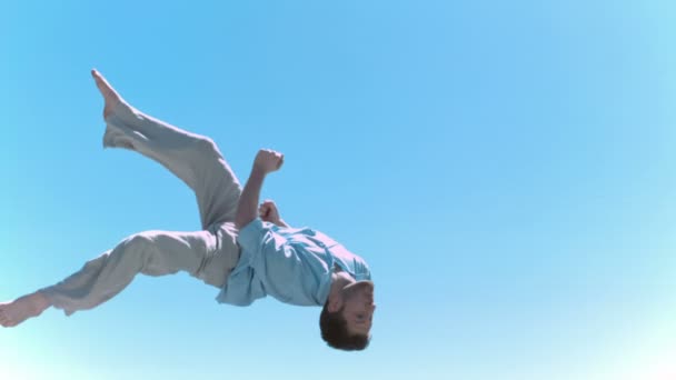 Man springen in slow motion op een trampoline — Stockvideo