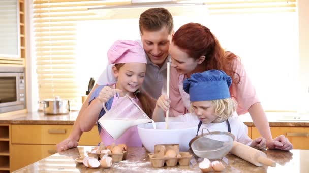 Familie backt einen Kuchen — Stockvideo