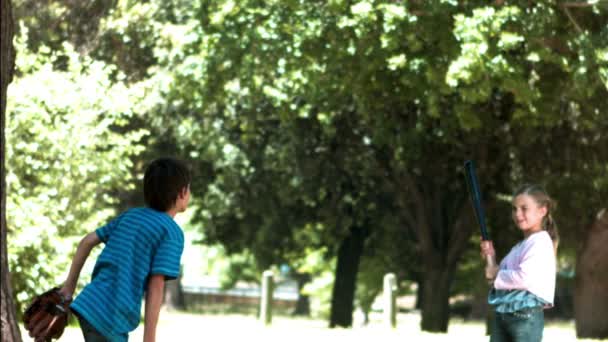 Niños en cámara lenta jugando béisbol — Vídeos de Stock