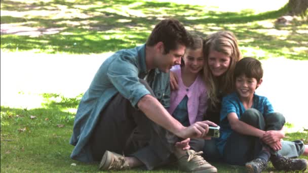 Familia siendo fotografiada en cámara lenta — Vídeo de stock