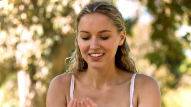 Blonde woman splashing herself in slow motion — Stock Video