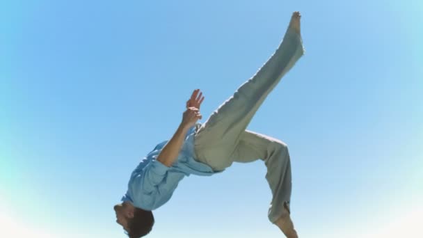 Man doing a back-flip in slow motion — Stock Video