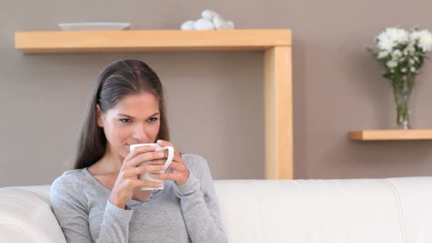 Mujer bebiendo una taza de café — Vídeo de stock