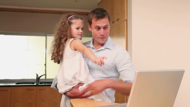 Padre e hija con portátil en la cocina — Vídeos de Stock