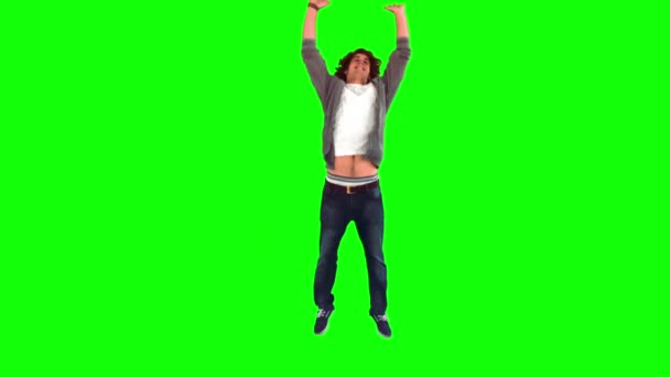 Homem de cabelos castanhos em câmera lenta pulando — Vídeo de Stock