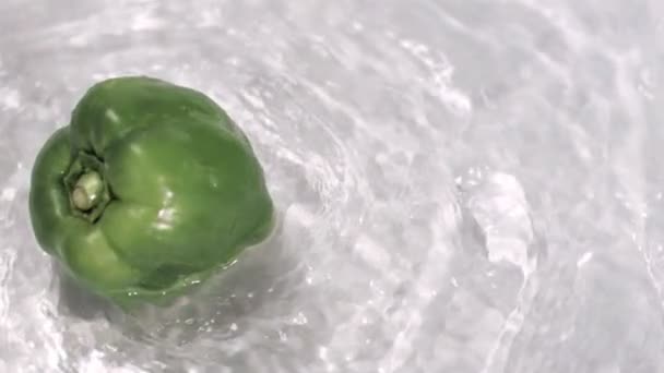 Peper draaien in water in super slow motion — Stockvideo