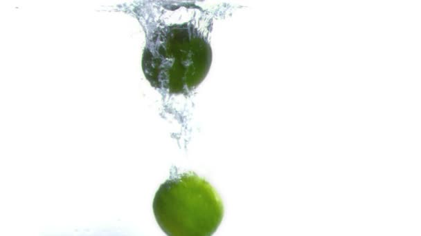 Limes wpadnięciem do wody w super slow motion — Wideo stockowe