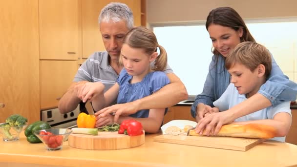 Lachende familie koken samen — Stockvideo